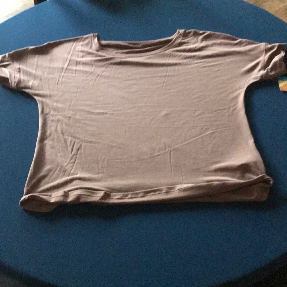 Ladies Columbia SS tan polyester rayon top. SZ L NWT